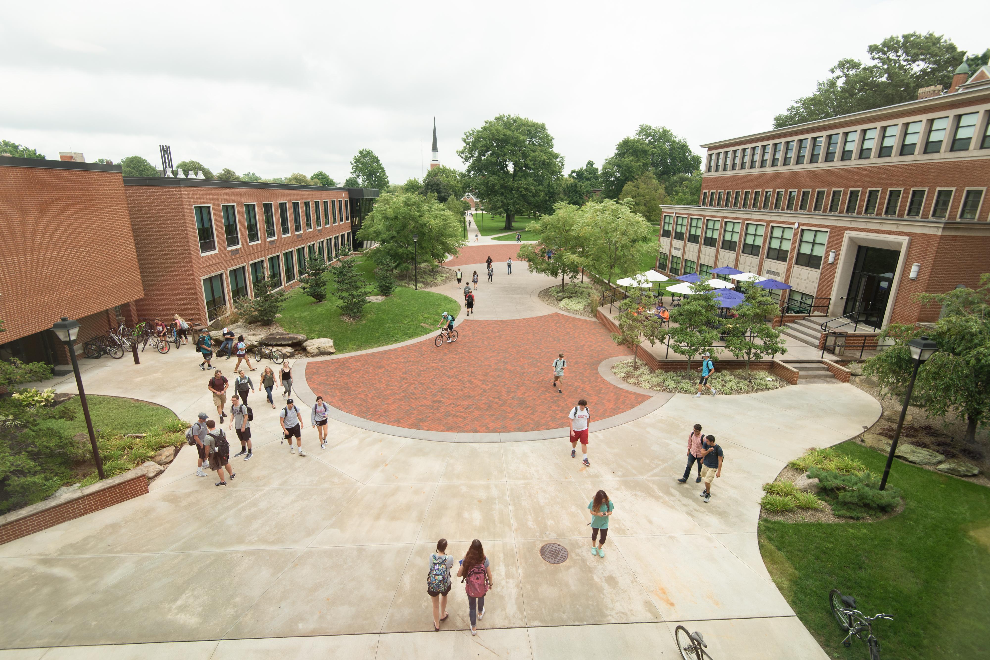 Mount Union Students walking through campus